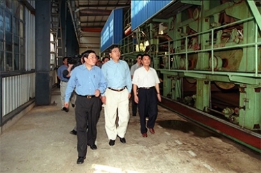 2000年9月19日，，，，时任浙江省委书记张德江一行视察公司