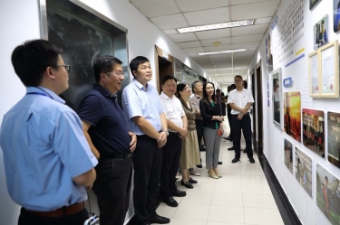 浙江省政协工会界别组来NG电子游戏纸业调研新时代工匠培育事情