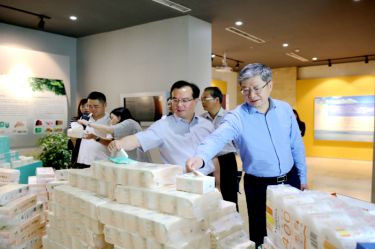 2019年 5月22日，，，，时任浙江省社会组织综合党委专职副书记、省民政厅社会组织治理局局长蔡国华莅临NG电子游戏纸业调研企业生长情形和党建事情