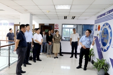 2020年7月29日，，，时任浙江省政协常委、社法委副主任、省总工会副主席、一级巡视员董建伟莅临NG电子游戏纸业调研新时代工匠培育事情