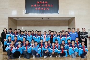 探秘“一张纸”的旅行：全塘中心小学学子走进NG电子游戏纸业，，，，，点燃科学梦想